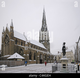 St Marys la Chiesa e la Piazza del Mercato di Lichfield con statua di Boswell neve ghiaccio in inverno 2010 con il Dr Johnsons House in background Foto Stock