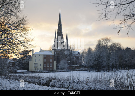 Lichfield Cathedral in inverno la neve visto da di Stowe campi con la luminosità del tramonto dietro le guglie Foto Stock