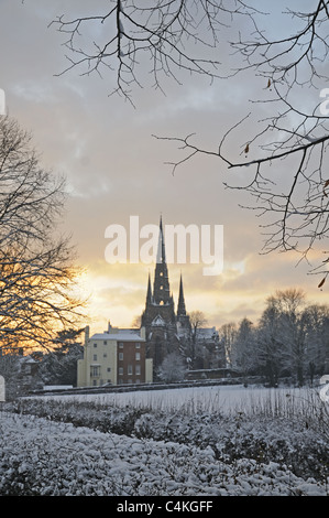 Lichfield Cathedral in inverno la neve visto da di Stowe campi con la luminosità del tramonto dietro le guglie Foto Stock