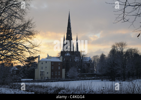 Lichfield Cathedral in inverno la neve visto da di Stowe campi con la luminosità del tramonto dietro le guglie Foto Stock