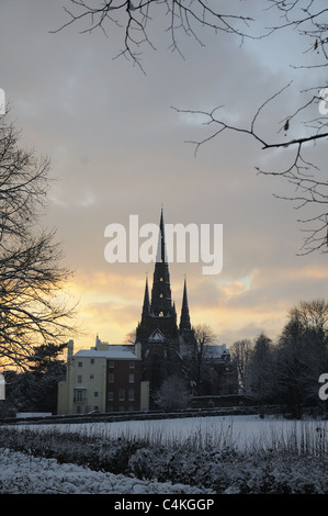 Lichfield Cathedral in inverno la neve visto da di Stowe campi con la luminosità del tramonto dietro le guglie Foto Stock