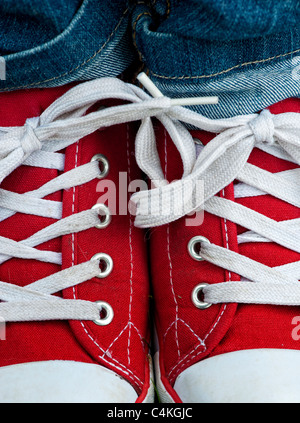 Scarpe da tennis rosse Foto Stock