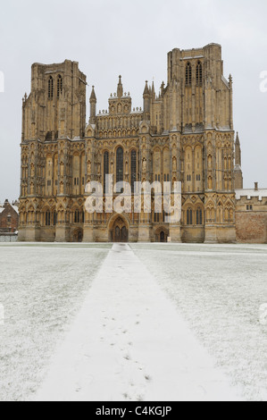 La parte anteriore della Cattedrale di Wells su un pittoresco mattino nevoso. Foto Stock