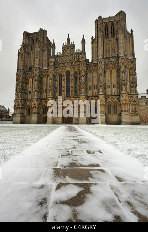 La parte anteriore della Cattedrale di Wells su un pittoresco mattino nevoso. Foto Stock