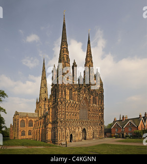 Lichfield Cathedral visto dall'angolo nord ovest della stretta che mostra il fronte ovest sul lato nord e le tre guglie Foto Stock