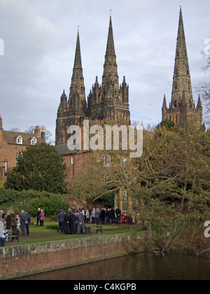 Ricordo che il servizio domenicale nel Memorial Gardens con tre guglie di Lichfield Cathedral Lichfield Staffordshire Inghilterra Foto Stock