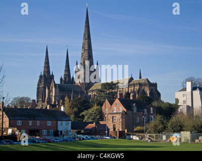 Lichfield Cathedral con i suoi tre guglie dai campi di Stowe Foto Stock