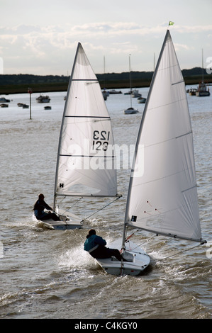 Barche a vela, fiume Deben, Bawdsey traghetto, Suffolk, Regno Unito. Foto Stock