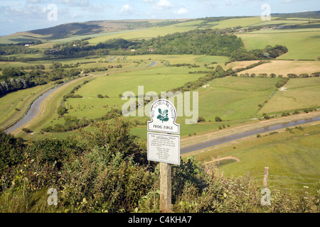 La profondità di campo di una rana Firle National Trust segno, alta e oltre, vicino a Alfriston, East Sussex, Inghilterra Foto Stock