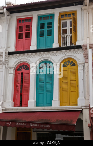 Lo stile coloniale otturatori sopra negozi, Chinatown, Singapore. Foto Stock