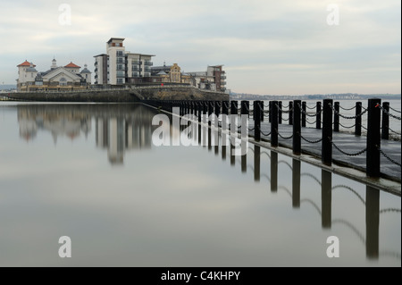 Strada rialzata che conduce verso Knightstone isola a Weston-Super-Mare, Somerset, Regno Unito. Foto Stock
