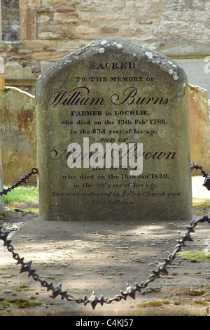 La pietra miliare di William Burns, il padre del poeta scozzese Robert Burns, nell'Auld Kirk Alloway, Ayrshire, Scozia, Regno Unito Foto Stock