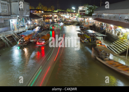 Thailandia: notte lunga esposizione in Amphawa tradizionale mercato galleggiante in Thailandia Foto Stock