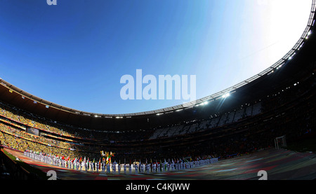 Soccer City Stadium sotto i cieli blu durante la cerimonia di apertura della Coppa del Mondo FIFA 2010 Foto Stock