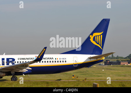 Ryanair Boeing 737 in rullaggio a aeroporto di Birmingham, Regno Unito Foto Stock