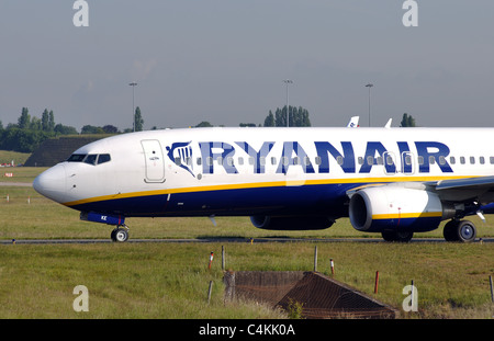 Ryanair Boeing 737 in rullaggio a aeroporto di Birmingham, Regno Unito Foto Stock