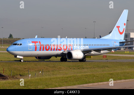 Thomson Boeing 737 in rullaggio a aeroporto di Birmingham, Regno Unito Foto Stock