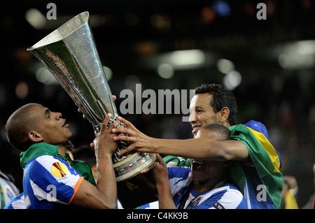 Fernando di FC Porto (L) detiene la Coppa Europa e festeggia con i compagni di team Foto Stock