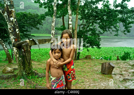 Embera europee sono sparsi in questo deserto di confine, in larga misura protetta nei parchi nazionali, compresi 318,000 acri di Chagres Foto Stock