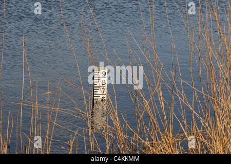 Un gioco con una scala per misurare la profondità di un lago. Foto Stock