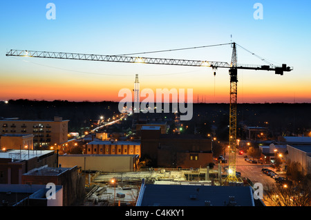 Gru da cantiere nel corso di una città Foto Stock