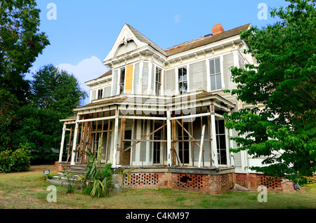 Un vecchio abbandonato antebellum home. Foto Stock