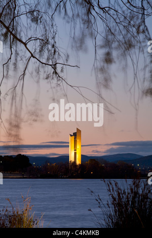 Il Carillon di alba sul lago Burley Griffin, Canberra, ACT, Australia Foto Stock