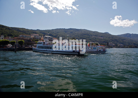 Traghetti ormeggiati in porto di Stresa Foto Stock