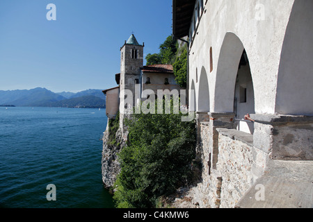 Una vista del lago Maggiore da all'interno di Santa Caterina del Sasso Monastero Foto Stock