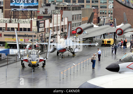 Aeromobile sul display sul ponte di volo della USS Intrepid Portaerei museum Pier 86 Fiume Hudson Manhattan New York City Foto Stock