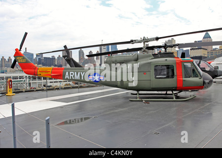 US Army elicottero sul ponte di volo della USS Intrepid Portaerei Museo sul fiume Hudson Manhattan New York City Foto Stock