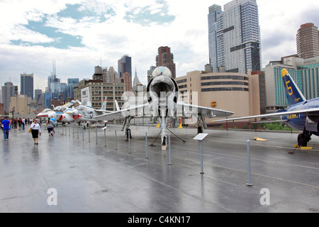 Ponte di volo della USS Intrepid portaerei di aria di mare e il museo dello spazio sul fiume Hudson Pier 86 Manhattan New York City Foto Stock