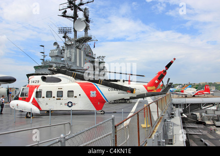 Elicotteri e aerei sul ponte di volo della USS Intrepid portaerei di aria di mare e il Museo dello Spazio, Pier 86, New York City Foto Stock