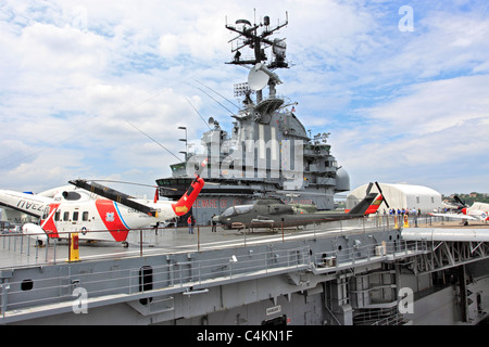 Ponte di volo della USS Intrepid portaerei di aria di mare e il museo dello spazio sul fiume Hudson Manhattan New York City Foto Stock