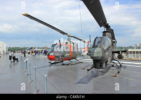 Elicotteri e aerei sul ponte di volo della USS Intrepid portaerei di aria di mare e il Museo dello Spazio Manhattan New York City Foto Stock