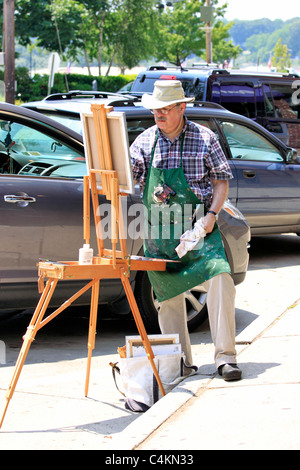 Plein Air artista pittura scena di Main Street nel villaggio di Northport Long Island NY Foto Stock