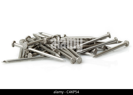 Mucchio disordinato di legno chiodo isolato su bianco Studio Shoot Foto Stock