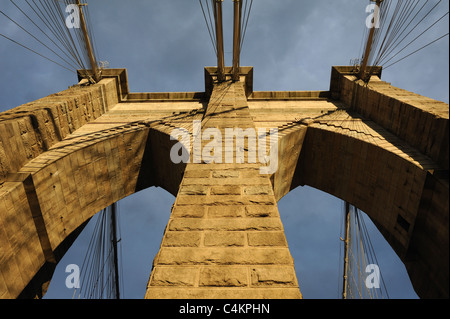 Torre Orientale del Ponte di Brooklyn, che si estende a est del fiume e collega di Manhattan e Brooklyn. Foto Stock