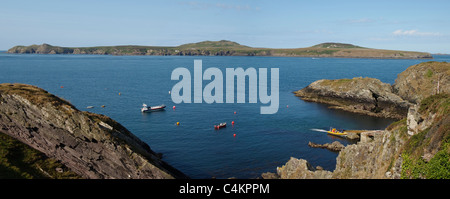 Panorama di Ramsey island da St Justinians, Pembrokeshire, Galles Foto Stock