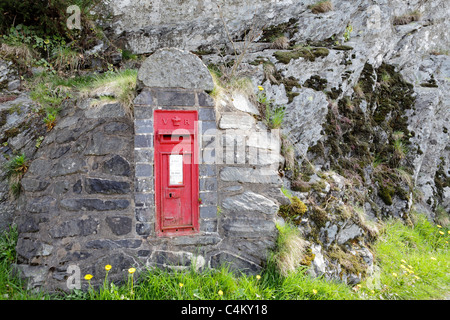 RED POST OFFICE LETTERBOX, impostato in pietra a Lake Vyrnwy,le lettere V R gettata su di esso indicano che era di origine vittoriana. Foto Stock