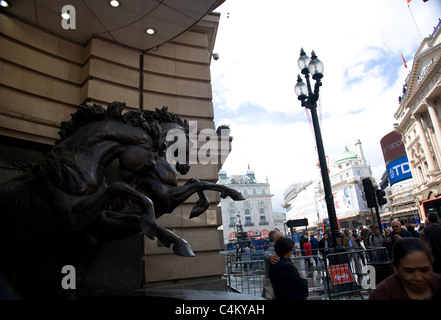 I quattro cavalli di bronzo di Helios Fontana al Piccadilly by Rudy Weller Foto Stock