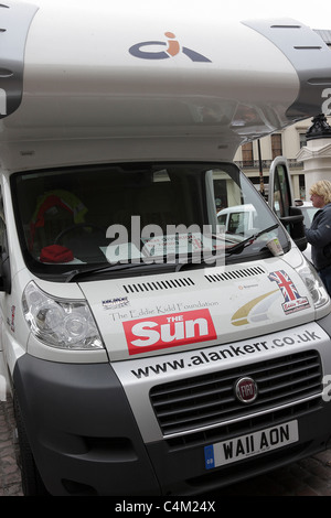 Eddie Kidd sponsorizzati di camper a Charing X stazione durante il tentativo di partecipare alla maratona di Londra del 2011. Foto Stock