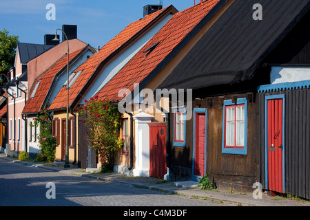 Tradizionali case di legno in strada di ciottoli della città anseatica di Visby, Gotland, Svezia Foto Stock