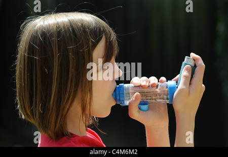 Asma giovane paziente utilizzando un inalatore Foto Stock