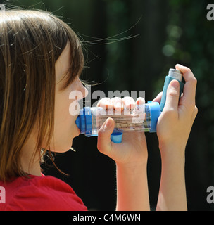 Asma giovane paziente utilizzando un inalatore Foto Stock