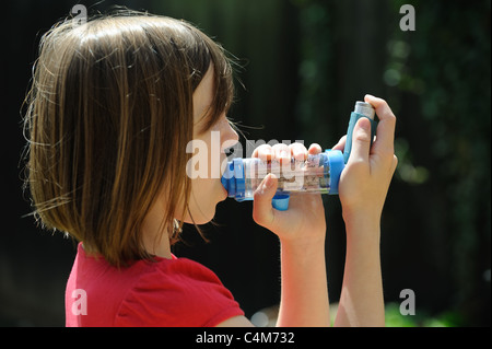 Asma giovane paziente utilizzando un inalatore Foto Stock