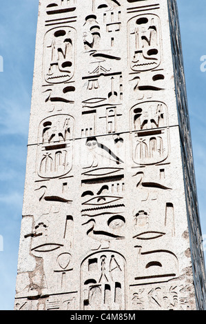 Vista dettagliata di obelisco egiziano a Roma Italia Foto Stock