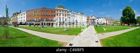 Un 3 punto di immagine dell'area verde accanto alla Cattedrale di Exeter dove ci sono molti caffè, bar e ristoranti. Foto Stock
