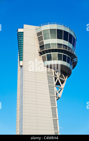 Il controllo del traffico aereo tower, dall'Aeroporto Internazionale di Philadelphia. Foto Stock