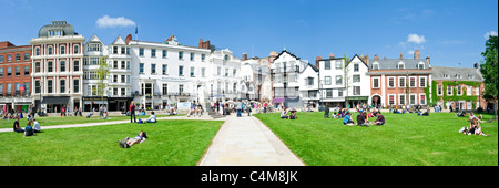 Un 4 punto di immagine dell'area verde accanto alla Cattedrale di Exeter dove ci sono molti caffè, bar e ristoranti. Foto Stock